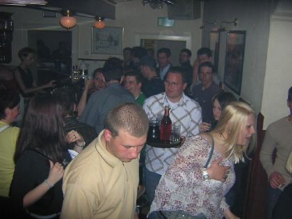Partygäste im Lokal, April 2004